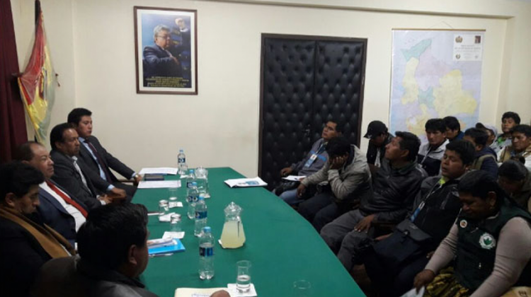 La mesa de diálogo entre el Gobierno y los productores de coca de los Yungas: Foto: ministerio de la Presidencia