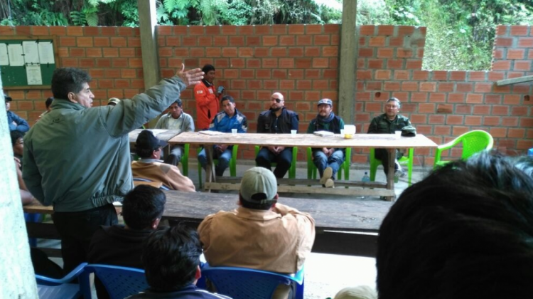 Defensor junto dirigentes de El Choro y Trinidad Pampa . Foto: Defensoría del Pueblo