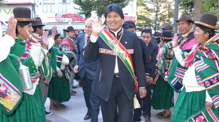 Evo Morales en el desfile cívico militar por los 236 años de aniversario de Oruro. Foto: ABI.