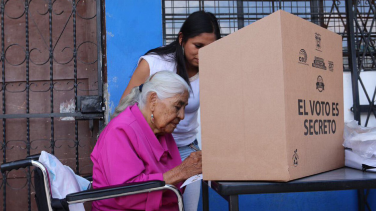 Adulta mayor emite su voto. Foto: Consejo Nacional Electoral