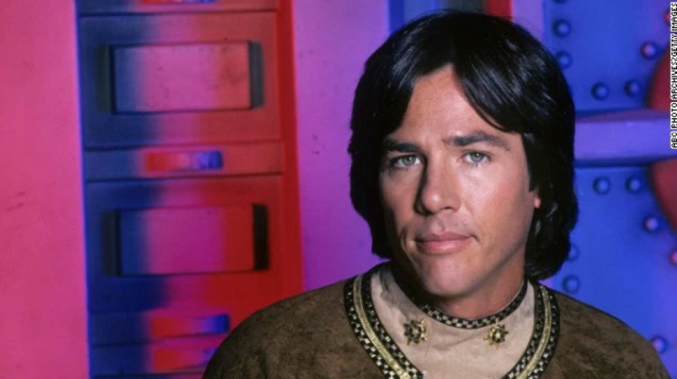 Richard Hatch en una foto de 1978 como capitán Apolo. (Imagen tomada de CNN)