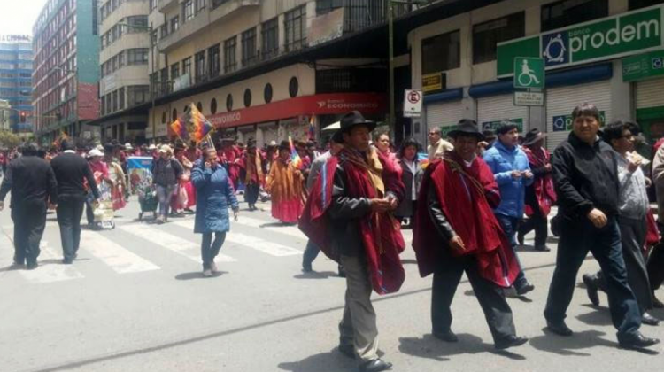 El paso de la marcha del oficialismo por la avenida Camacho de La Paz. Foto: ANF.
