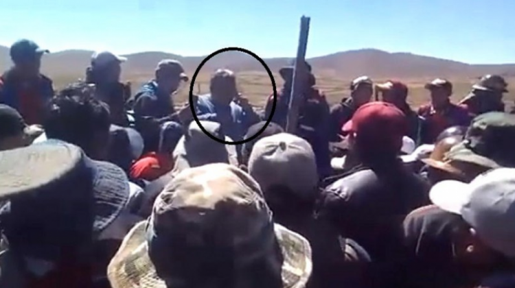 Rodolfo Illanes rodeado de mineros cooperativistas el 25 de agosto de 2016. Foto: Captura de pantalla de un video