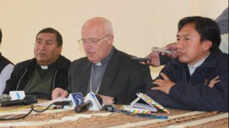 La Fiscalía ha dado curso a la denuncia contra el obispo de El Alto, monseñor Eugenio Scarpellini (centro). Foto Iglesia Viva