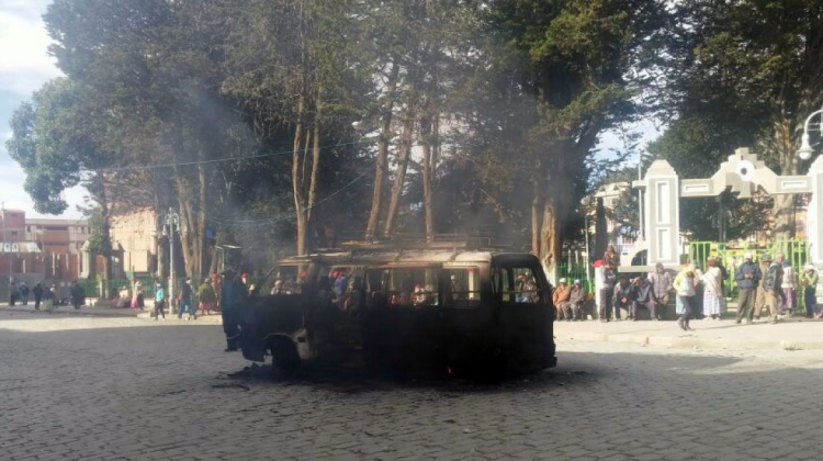 Uno de los vehículos quemados en el conflicto de Achacachi la semana pasada. Foto: ANF.