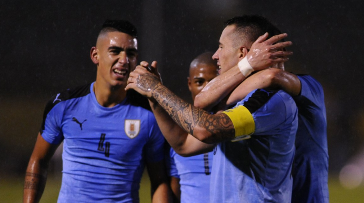 Los charrúas festajan un gol.   Foto: @CONMEBOL