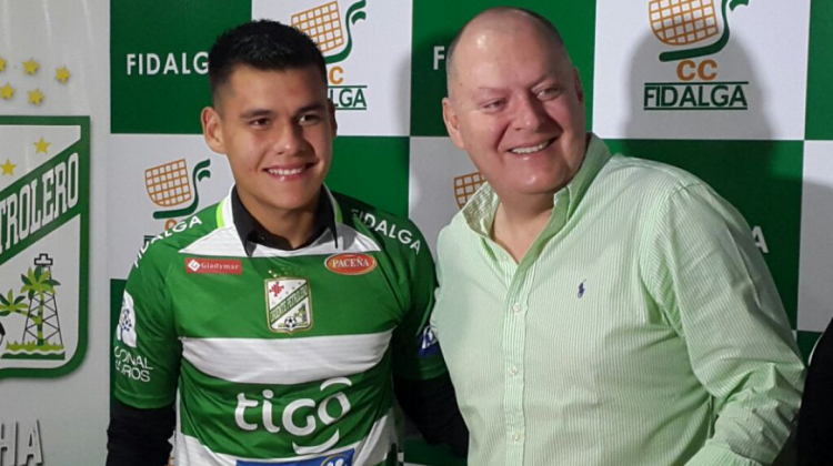 Moisés Villarroel junto al dirigente Carlos Ribera.   Foto: @deportetotal_bo