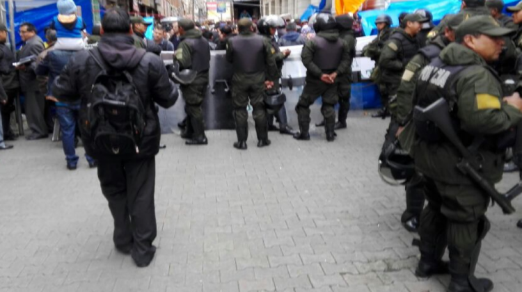 La seguridad ha sido reforzada en el centro de la plaza Murillo por la Policía. Foto: ANF