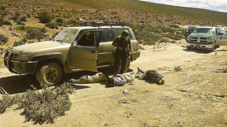 Cuando los Carabineros detienen a los bolivianos. Foto: Twitter ministro René Martínez