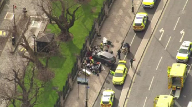 El momento en que se auxilió a uno de los heridos en Londres. Foto: BBC.