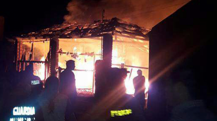 Incendio de la vivienda donde murió el niño. Foto: Alex Franco