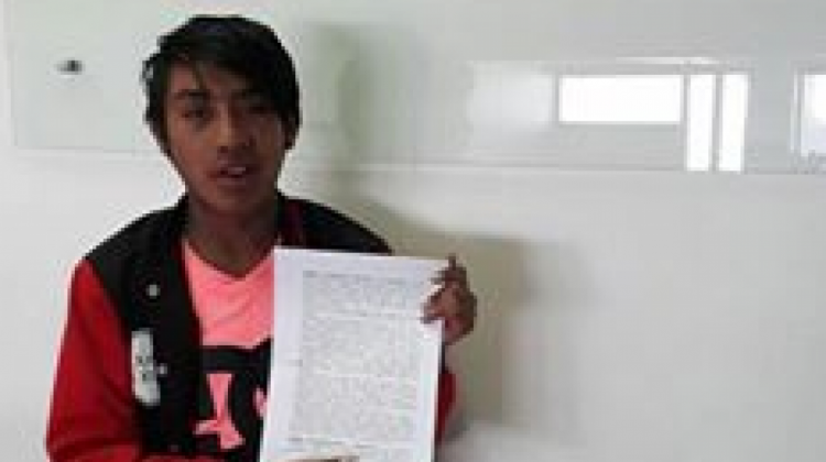 El joven alteño Ronald Ramos posando junto a su contrato. Foto: Facebook Bailando Por Un Sueño