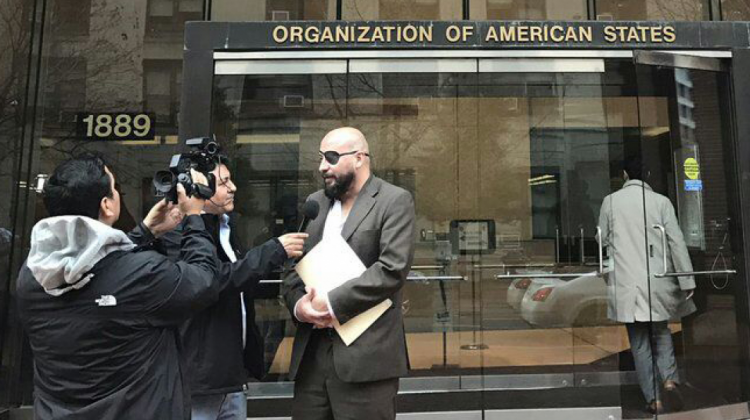 El Defensor del Pueblo, David Tezanos Pinto, en el ingreso del edificio de la Organización de Estados Americanos.  Foto: Defensoría del Pueblo