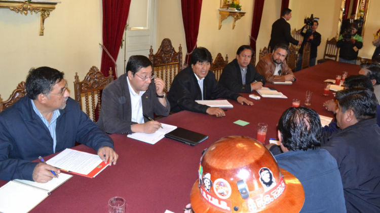 Evo Morales reunido con representantes de la COB en una anterior oportunidad.  Foto: ABI