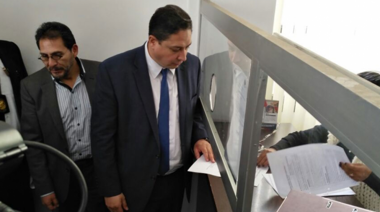 El viceministro Gonzalo Trigoso y el ministro Héctor Arce en el momento en que presentaron la denuncia. Foto: Ministerio de Justicia.