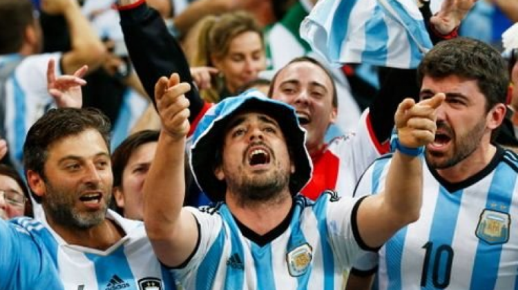 Los hinchas argentinos incurrieron en una falta al emitir cánticos discriminatorios contra la selección chilena.