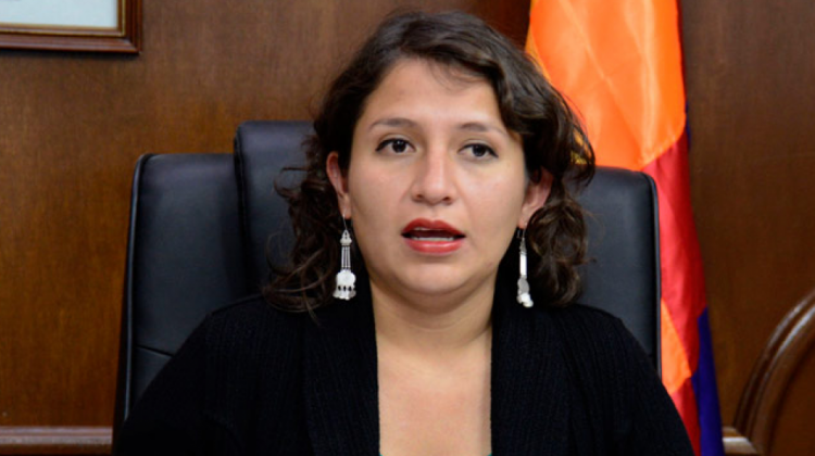 Ministra de Salud, Ariana Campero.