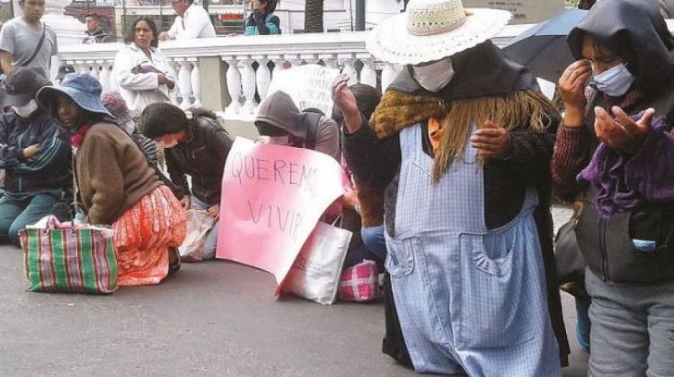 De rodillas, enfermos con cáncer pidieron en los últimos días solución a su demanda. Foto: Página Siete.