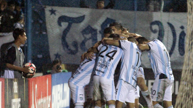 Los jugadores de Atlético Tucumán celebran uno de los goles.   Foto: @CONMEBOL
