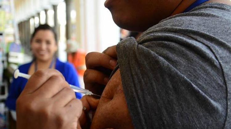 Una persona recibe la vacuna contra la influenza. Fotos: Los Tiempos