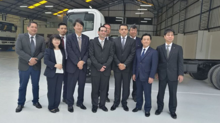 La comitiva de Japón junto a ejecutivos de Carmax.