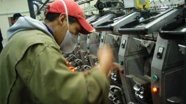 Imagen referencial: Operario trabaja sobre una maquinaria industrial, Bolvia. Foto: La Orensa