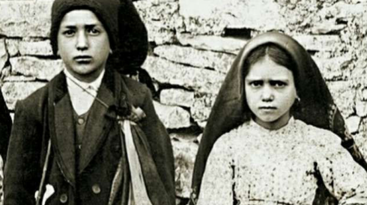 Francisco y Jacinta, los pastorcitos que vieron a la Virgen María.