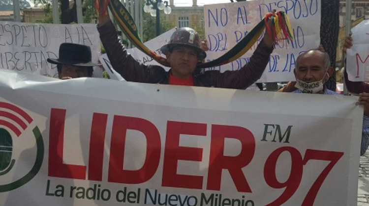 Trabajadores de radio Líder, protestan en plaza Murillo.  Foto:ANF.