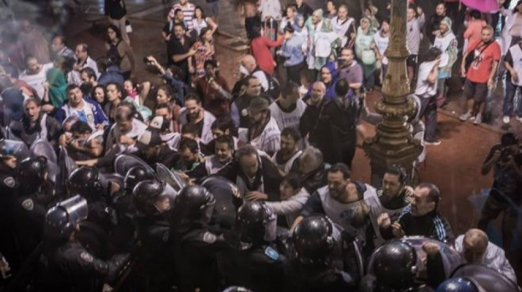 Momento en el que un grupo de policías intervienen el armado de la “escuela itinerante” al frente del congreso argentino.