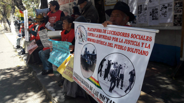 Víctimas de la dictadura protestan en el Paso del Prado de La Paz. Foto: ANF