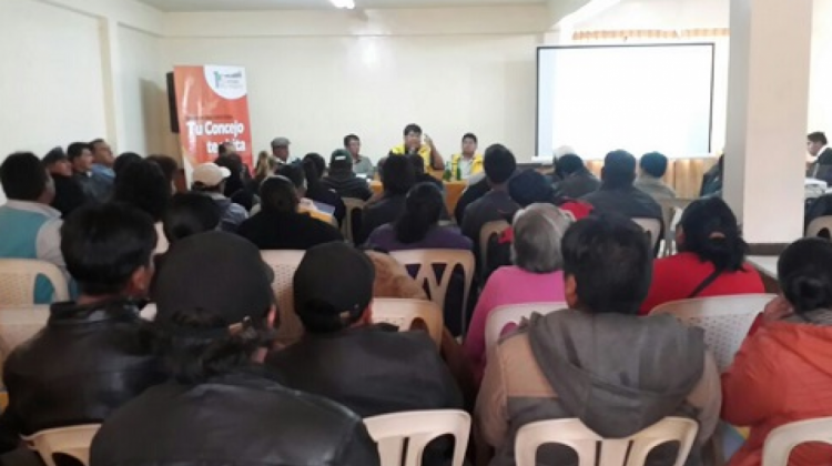 Representantes vecinales del Macrodistrito Periférica analizan la propuesta de Carta Orgánica.  Foto: ANF