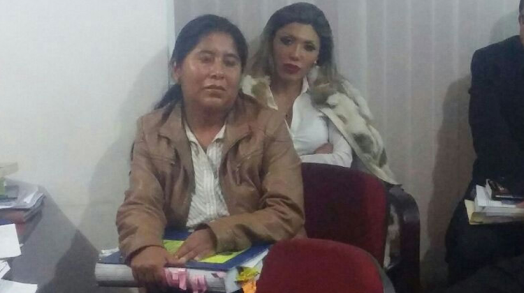 Cristina Choque y Gabriela Zapata ante el Tribunal de Sentencia. Foto: ANF.