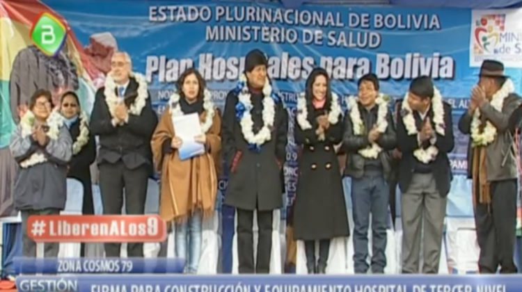 Presidente Evo Morales en la firma de un contrato para la construcción de un hospital. Foto: BTV