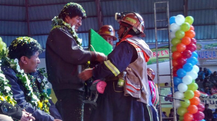 Evo Morales junto a una mujer minera en Oruro. Foto: @mincombolivia