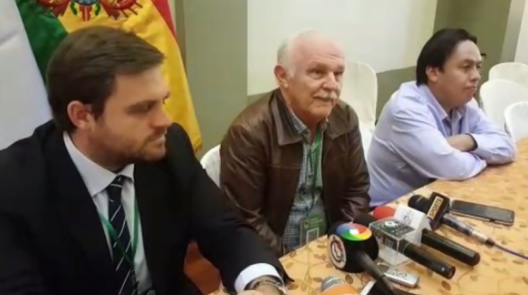El presidente interino de la FBF,  Marco Peredo, junto al tesorero Clíver Rocha (IZQ) y el gerente de Gobernanza de FIFA, Jorge Mowinckel (DER).