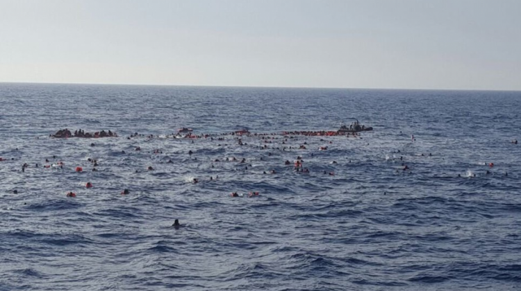 Personas que naufragaron en el Mediterráneo . Foto: Chris Catrambone‏
