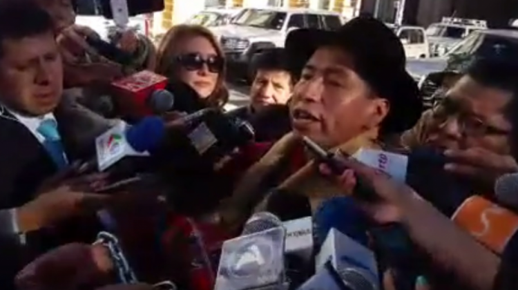 El magistrado Gualberto Cusi muestra sus cadenas en la plaza Murillo de La Paz.  Foto: Álvaro Apaza