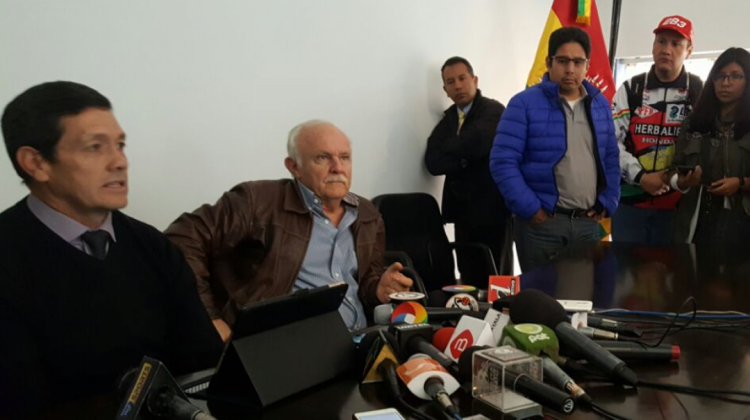 El director técnico de la selección boliviana Mauricio Soria junto al presidente interino de la FBF, Marco Peredo.  Foto: Prensa FBF
