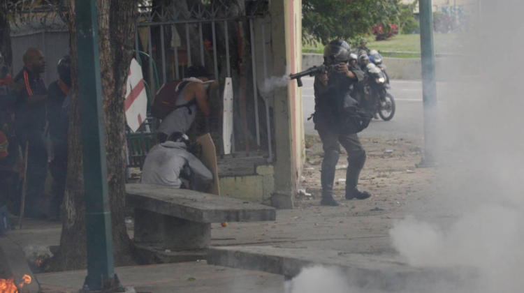 Un agente de los antidisturbios lanza una bomba de gas durante una protesta contra el Gobierno de Nicolás Maduro, en Caracas. Foto: Reuters