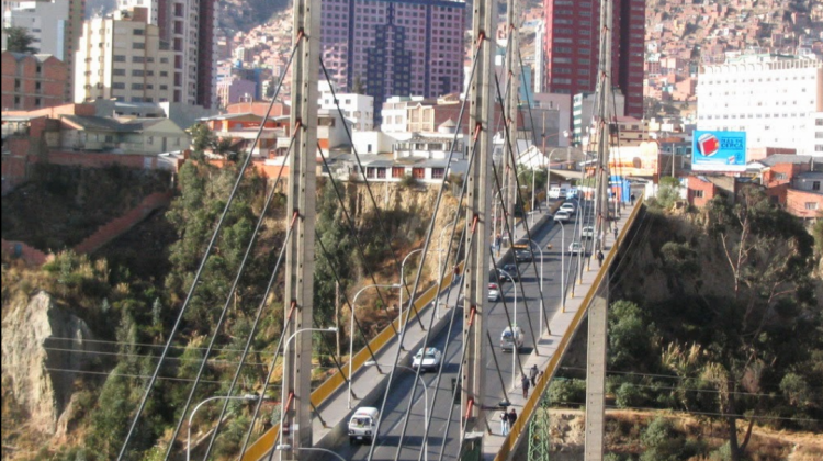 Acusan a un abogado de empujar a su pareja por el puente Las Américas. Foto ilustrativa: