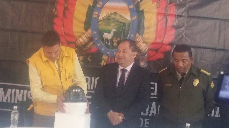 El alcalde de La Paz, Luis Revilla, y el ministro de Gobierno, Carlos Romero, en el acto de entrega de cámaras de seguridad. Foto: ANF