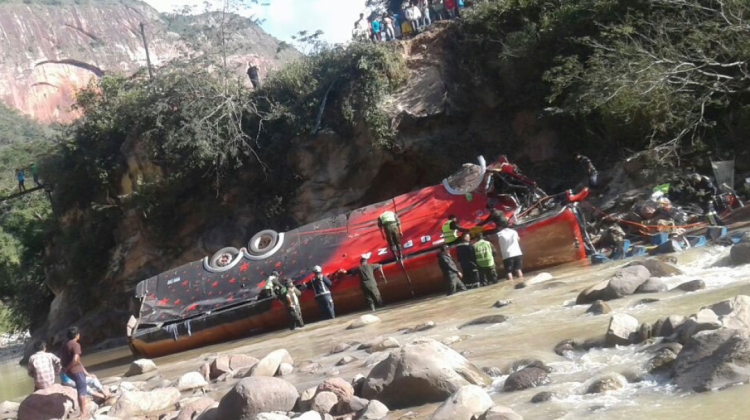 El accidente que se registró en la antigua carretera Santa Cruz-Cochabamba. Foto: RRSS.
