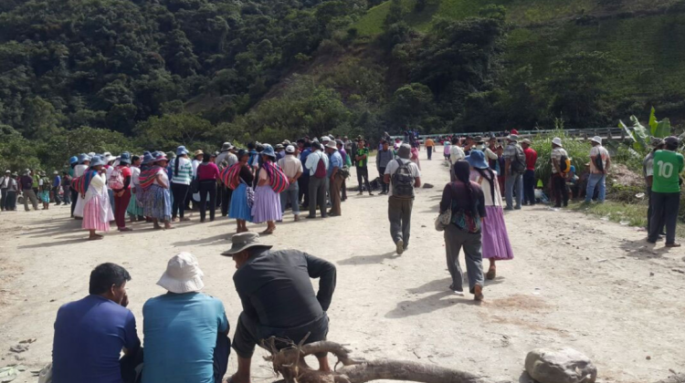 Uno de los bloqueos en Yungas. Foto: Radio FM Bolivia.