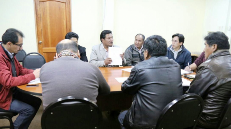 La dirigencia de los choferes y el concejal Fabián Siñani en la reunión. Foto: Concejo