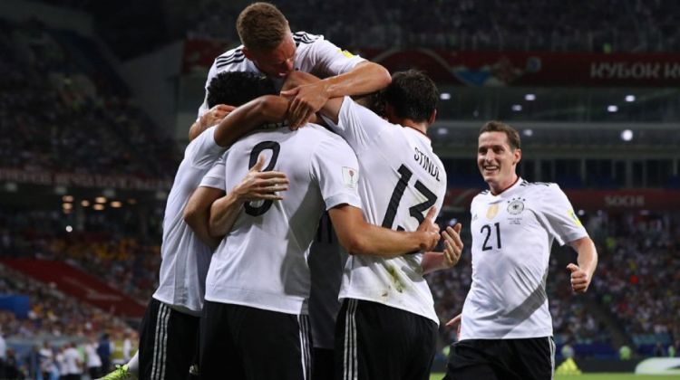 La selección alemana celebra uno de los goles que convirtió ante México.   Foto: @FIFAcom