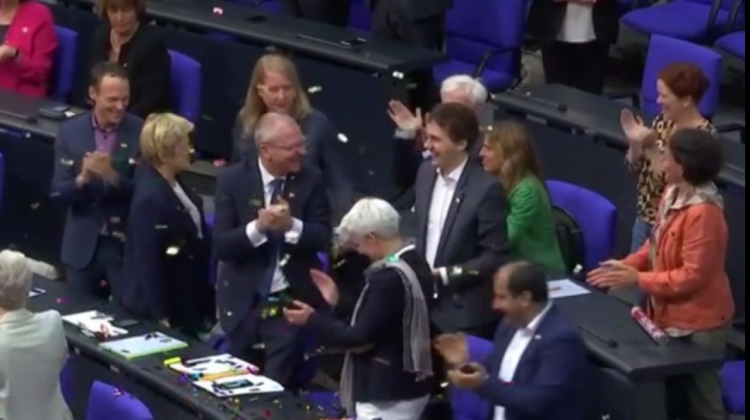 Parlamentarios alemanes festejan la aprobación. Foto: Captura de pantalla
