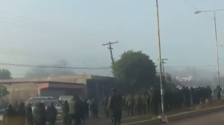Policías continúa en Camiri . Foto: Captura de pantalla