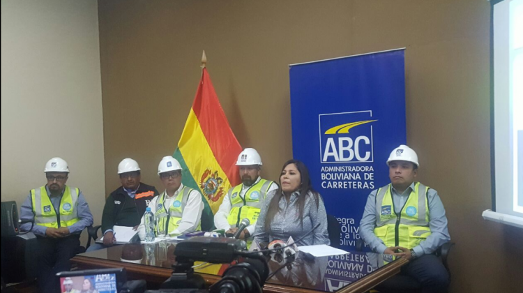 Noemí Villegas, presidenta de la ABC junto a su equipo de ingenieros. Foto: ANF