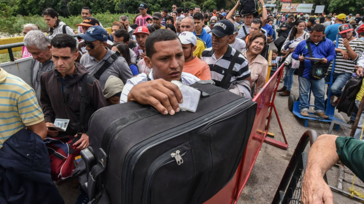 Fila de ciudadanos venezolanos que aguardan para entrar en Colombia en la frontera de Cúcuta. Foto: AFP