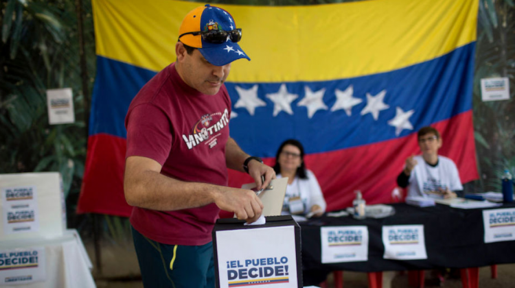Venezolanos en Río de Janeiro, Brasil, votan en la consulta popular. Foto CNN